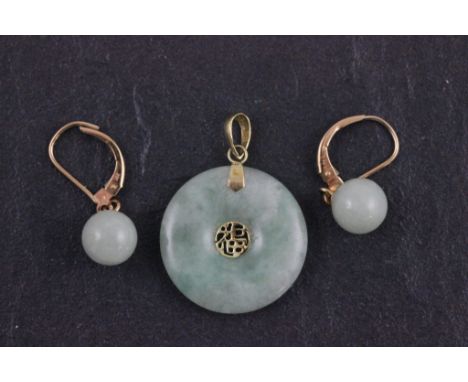 A 14ct gold mounted jade pendant and earrings