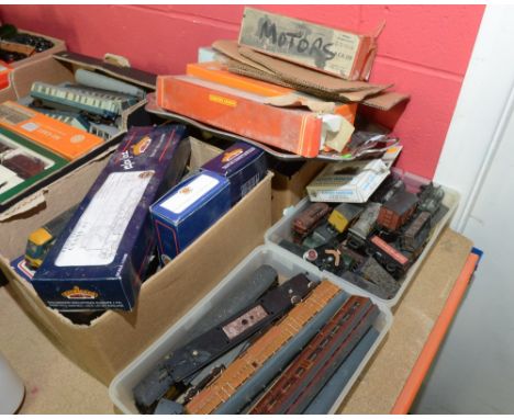 Railway interest: a quantity of boxed and unboxed carriages and advertising privatised rolling stock inc. Bachmann, Airfix, H
