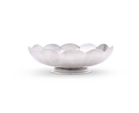 
	
		AN AMERICAN SILVER COLOURED SCALLOP SHAPED BOWL
		PROBABLY OLD NEWBURY CRAFTERS, STAMPED STERLING
		On a circular foot
	
