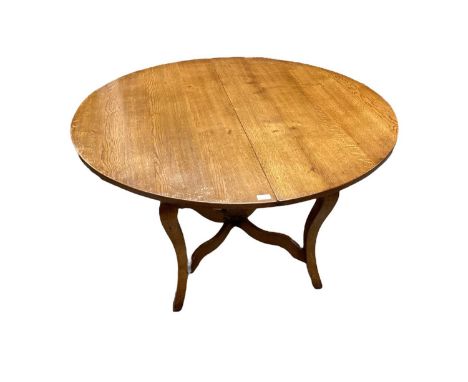 Good quality oak circular dining/ breakfast table 126cm diameter with extra leaf opening to 176cm by 126cm on splayed support