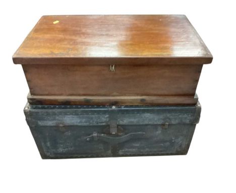 Good quality wooden trunk, 67cm wide, 38cm deep, 22cm high, together with another trunk (2)