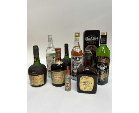 Group of bottles to include: Glenfiddich Whisky Clan Sinclair, in original tin box, Courvoisier cognac, Martine, Bacardi and 