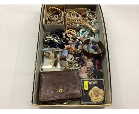 Group of vintage costume jewellery and bijouterie 