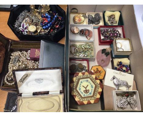 Group of vintage costume jewellery and bijouterie