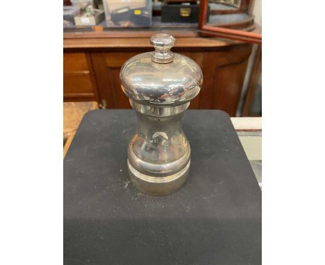 Contemporary silver pepper grinder (London 1988)Some minor marks and wear but otherwise good conditon and in working order.