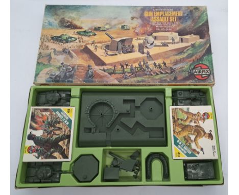 Airfix HO/OO scale playsets, Gun Emplacement Assault set 1974 2nd issue (set appears near complete, with all vehicles and acc