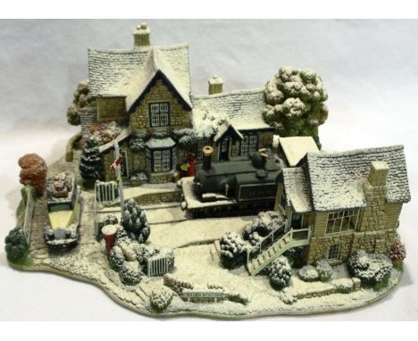 Boxed Lilliput Lane, Homeward Bound For Christmas, with deeds, 24 x 20 cm, no cracks or chips. P&amp;P Group 2 (£18+VAT for t