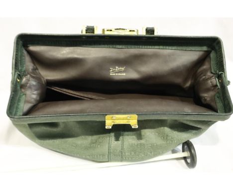 Green leather doctors bag by De Boissy with key. P&amp;P Group 1 (£14+VAT for the first lot and £1+VAT for subsequent lots) 