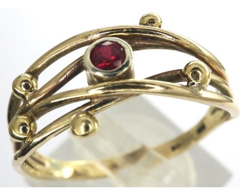 9ct gold ring set with a central ruby, size R/S, 2.5g. P&amp;P Group 1 (£14+VAT for the first lot and £1+VAT for subsequent l