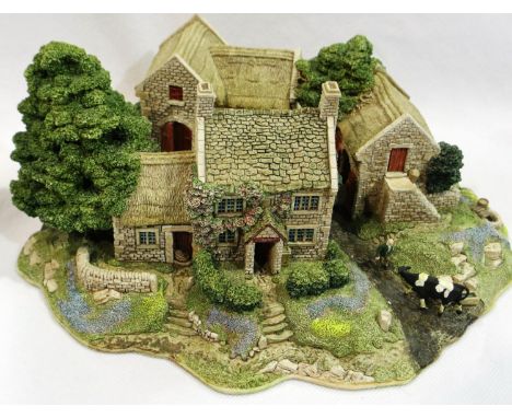 Boxed Lilliput Lane, Bluebell Farm, with deeds, 20 x 18 cm, no cracks or chips. P&amp;P Group 2 (£18+VAT for the first lot an