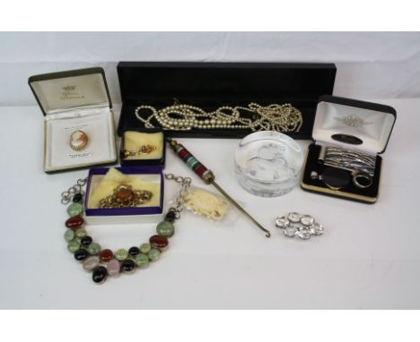 A selection of jewellery to include a 9ct gold hallmarked cameo brooch, 2 x 925 silver pendants and a 925 silver ring.