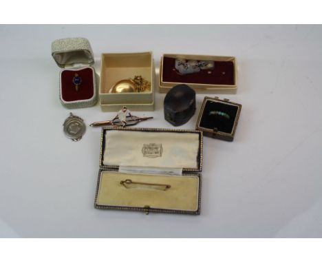 Collection of jewellery to include 9ct gold bar brooch, 9ct Locket and chain, sterling silver cufflinks and a yellow metal an