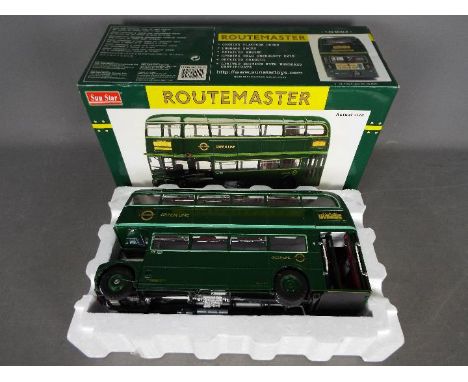 Sun Star - Limited edition London Transport Green Line AEC Routemaster coach in 1:24 scale. The bus is dusty from being on di