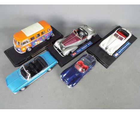 Road Signature - Sun Star - Autoart - A group of 5 x unboxed 1:18 scale cars including VW Microbus, Chevrolet Corvair Monza S