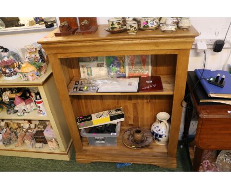 Light Oak Bookcase of 2 shelves 