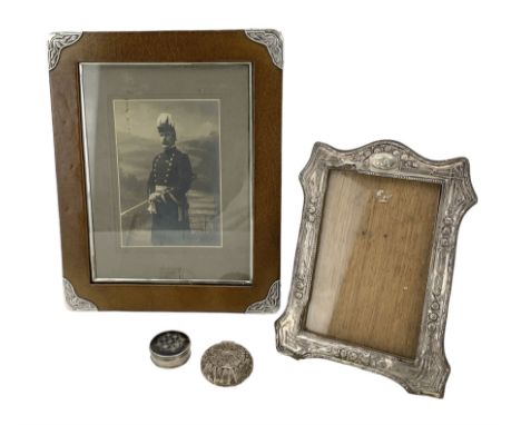 Leather upright photograph frame with silver corners, import marks for Birmingham 1901, aperture size 21cm x 16cm, smaller em