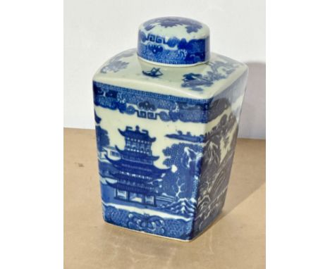 A Chinese style blue and white pagoda jar with lid/tea caddy. 13x13x21cm