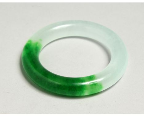 A TWO-TONE JADE NECKLACE 8.5cm
