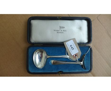Boxed silver christening set of dredger ex. Walker & Hall (Sheffield 1935/1936)