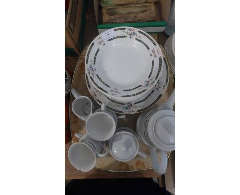 White ground part tea service including pot (20 pieces)
