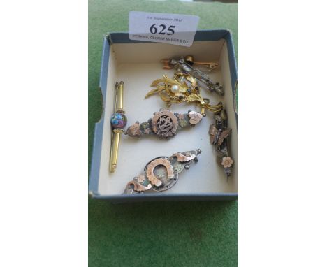 Selection of 7 ladies brooches including 3 bar brooches, coloured stone and single pearl leaf brooch, globe brooch etc.