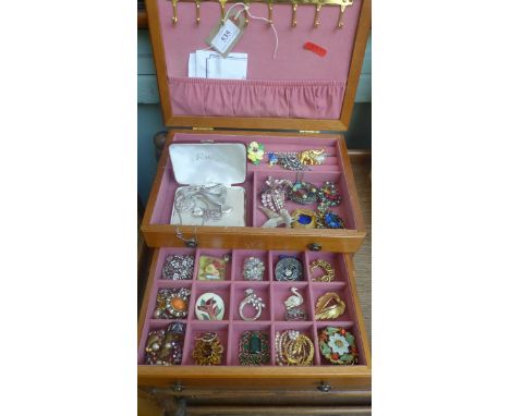Wooden jewellery box containing an excellent selection of coloured glass, marcasite, enamel brooches, necklaces etc.