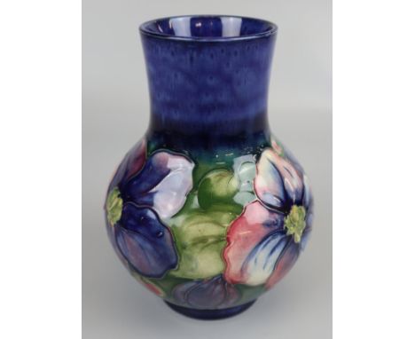 Moorcroft vase - Approx H: 17cm