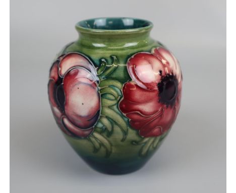 Small Moorcroft vase - Approx H: 10cm