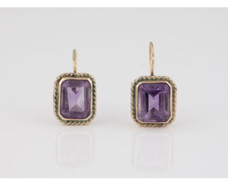 PAAR OHRHÄNGER MIT AMETHYST Gelbgold. L. Schaustück 1,3 x 1,0 cm, Ges.-Gew. ca. 4,7 g. Gest. 10 K. Jeweils ein Amethyst, zusa