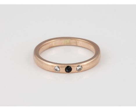 EDELSTEIN-RING Rotgold. Ringmaß ca. 58, Ges.-Gew. ca. 4,1 g. Geprüft 14 K. Ein rund facettierter Saphir, leicht besch., zwei 