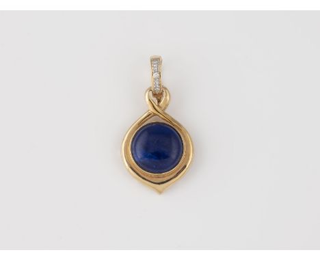 ANHÄNGER Gelbgold, Weißgold. 3,4 x 1,8 cm, Ges.-Gew. ca. 3,5 g. Geprüft 14 K. Ein Lapislazuli, ca 11,7 x 3,8 mm, ein kleiner 