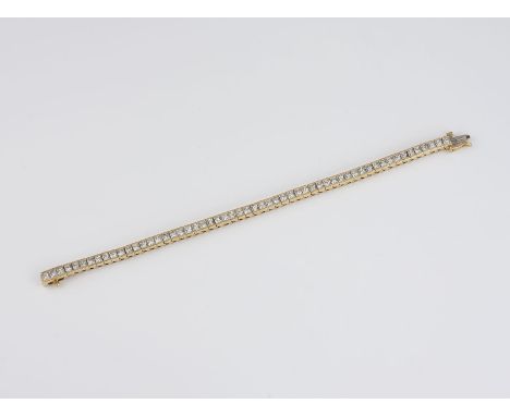 DIAMANT-ARMBAND Gelbgold. L. 18,5 cm, Ges.-Gew. ca. 23,7 g. Gest. 14 K. 56 Diamanten im Princess-Schliff, zusammen ca. 10.75 