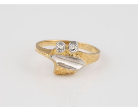 RING Gelbgold, Weißgold. Ringmaß ca. 52,5, Ges.-Gew. ca. 3,3 g. Geprüft 18 K, Reste von Punzierungen, möglicherweise Lapponia