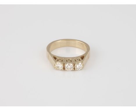 BRILLANT-RING Gelbgold. Ringmaß ca. 50, Ges.-Gew. ca. 4,2 g. Geprüft 14 K. Drei Brillanten, zusammen ca. 0,4 ct. Min. besch.