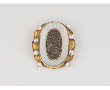 RELIEF-BROSCHE Gelbgold, wohl Silber. 4,4 x 4,8 cm, Ges.-Gew. ca. 33,9 g. Gold geprüft 18 K. Hochovale Form, acht Perlen, Rel