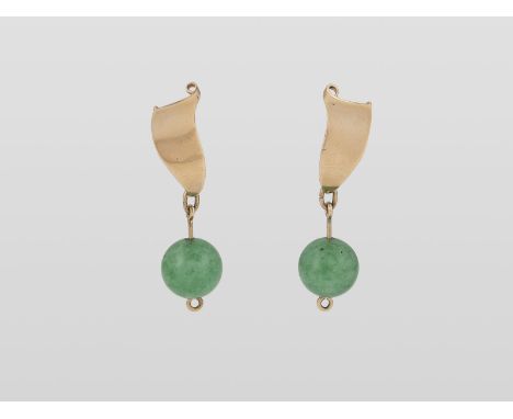 PAAR OHRHÄNGER Gelbgold. L. 4,5 cm, Ges.-Gew. ca. 9,1 g. Gest. 14 K, 'Mahoney'. Jeweils eine Jadeit-Kugel, D. ca. 12,0 mm.