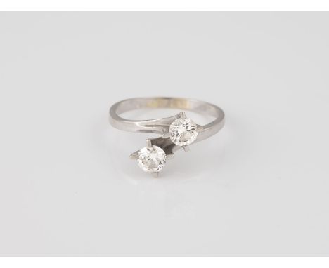 BRILLANT-RING Weißgold. Ringmaß ca. 58, Ges.-Gew. ca. 2,9 g. Geprüft 14 K. Zwei Brillanten, zus. ca. 0,8 ct. Schienengröße ge