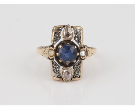 RING Gelbgold, wohl Silber. Ringmaß ca. 52, Ges.-Gew. ca. 3,8 g. Geprüft 14 K. Ein rund facettierter, synth. Saphir, zwei kle