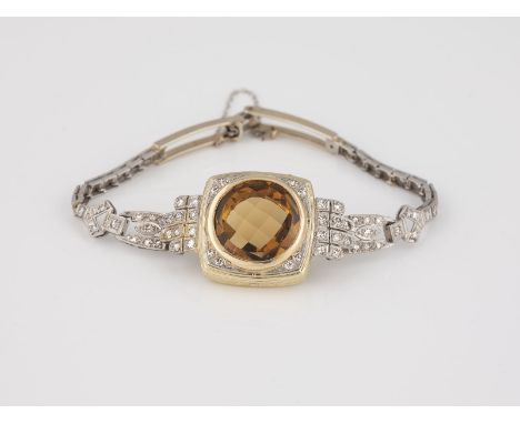 ARMBAND Gelbgold, Weißgold. L. 18 cm, Ges.-Gew. ca. 23,7 g. Geprüft 14 K. Ein rund facettierter Citrin, ca. 10,6 ct., 68 Diam