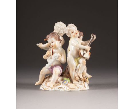ALLEGORIE DER SCHÖNEN KÜNSTE Deutsch, Ludwigsburg, 1758-1793 Porzellan, polychrome Malerei, Goldstaffage. H. 11,7 cm. Untergl