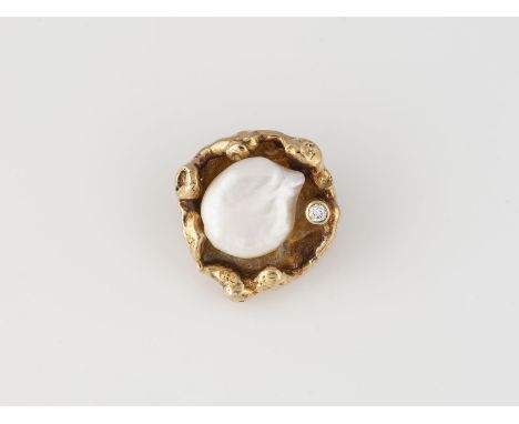 PIN MIT PERLE UND DIAMANT Gelbgold, Metall. D. 2,0 cm, Ges.-Gew. ca. 7,3 g. Gold geprüft 14 K. Eine Perle, ein Brillant, ca. 