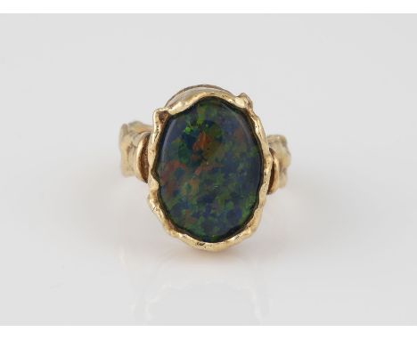 RING Gelbgold. Ringmaß ca. 57, Ges.-Gew. ca. 8,3 g. Gest. 585, Herstellerzeichen. Eine Opal-Triplette, ca. 16,9 x 12,3 x 3,6 