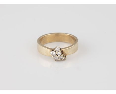 DIAMANT-RING Gelbgold. Ringmaß ca. 50, Ges.-Gew. ca. 4,3 g. Geprüft 14 K. Sechs Diamanten im 8/8- und Brillantschliff, zusamm