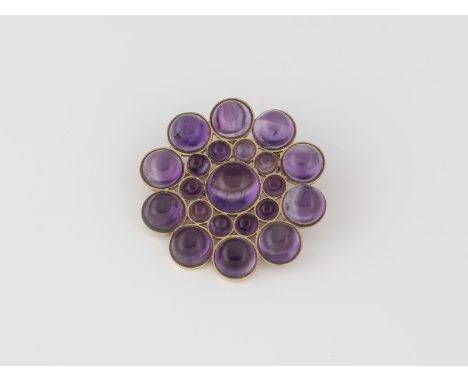 ANHÄNGER / BROSCHE Gelbgold. D. 3,7 cm, Ges.-Gew. ca. 12,3 g. Geprüft 18 K. 21 Amethyst-Cabochons, zusammen ca. 24,8 ct. Part