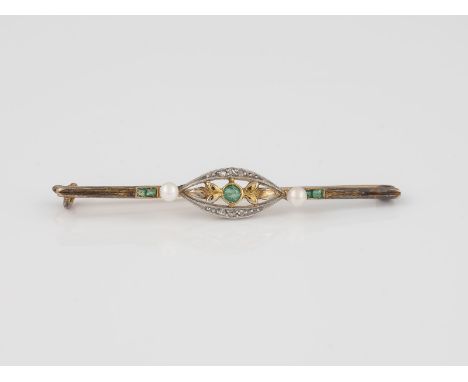 BROSCHE Gelbgold, Weißgold. 4,9 cm, Ges.-Gew. ca. 2,8 g. Geprüft 14 K. Zwei kleine Perlen, kleine Smaragde und Diamantrosen. 