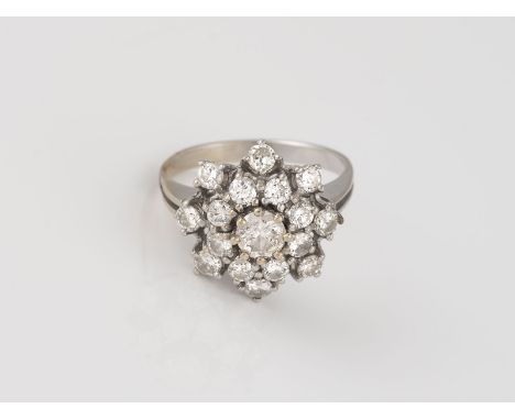 DIAMANT-RING Weißgold (Gelbgold part. durchscheinend). Ringmaß ca. 53, Ges.-Gew. ca. 4,9 g. Geprüft 14 K. Hauptstein ca. 0,35