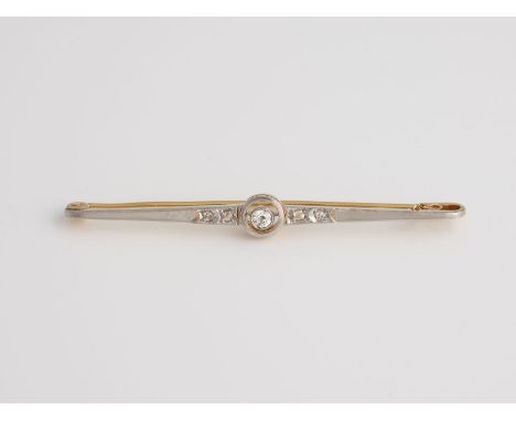 DIAMANT-BROSCHE Gelbgold, Weißgold. L. 5,5 cm, Ges.-Gew. ca. 3,9 g. Gest. 18 K. Ein Diamant im Altschliff, ca. 0,1 ct., vier 