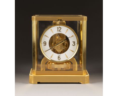 TISCHUHR 'ATMOS' Schweiz, Jaeger LeCoultre, 20. Jh. Messing, vergoldet, Glas. H. 23 cm. Auf dem Uhrwerk und Zifferblatt bezei