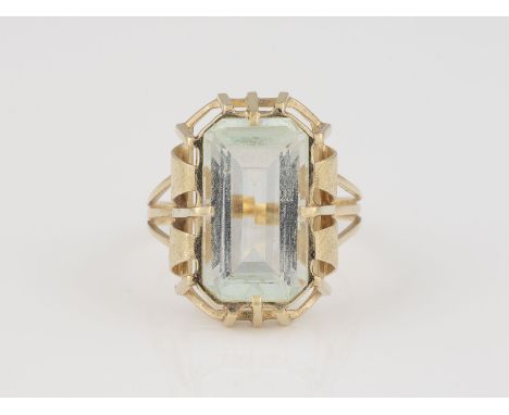 RING Gelbgold. Ringmaß ca. 64, Ges.-Gew. ca. 5,7 g. Geprüft 14 K. Ein Aquamarin, ca. 8,5 ct. Minimale Tragespuren.