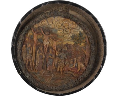 WACHSRELIEF 'KREUZIGUNG CHRISTI MIT LANZENSTICH DES LONGINUS' 19. Jh. Wachs, polychrom gefärbt bzw. farbig gehöht, hinter Gla